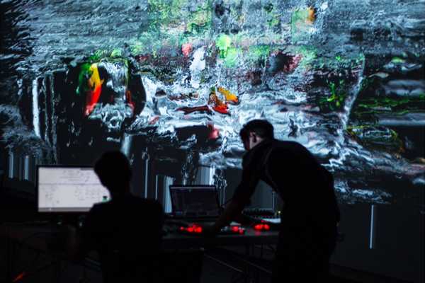 Zwei VJs bei der Arbeit mit Visuals